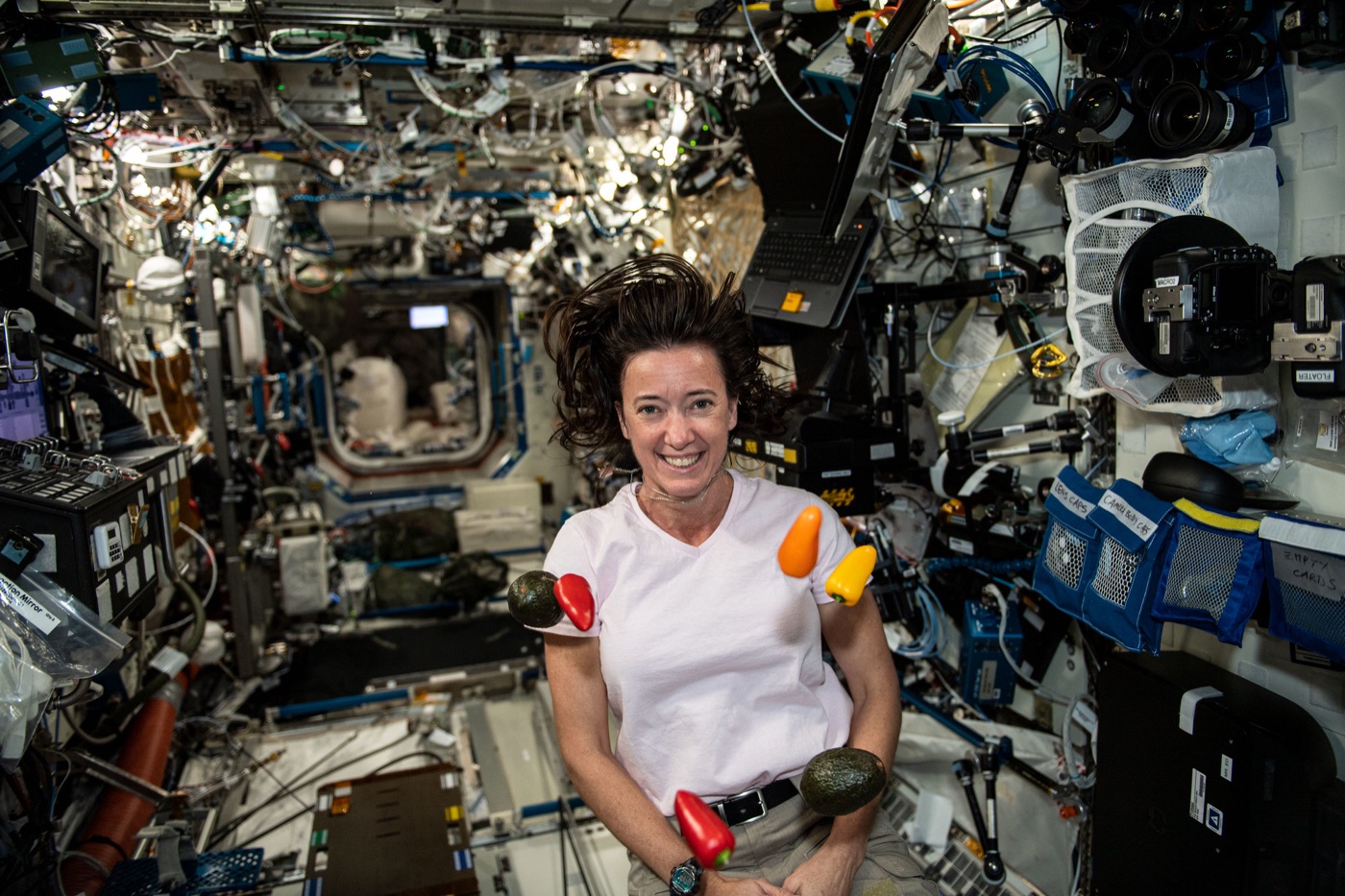 NASA رائدة الفضاء ميغان ماك آرثر مع الخضار الطازجة على متن محطة الفضاء الدولية.