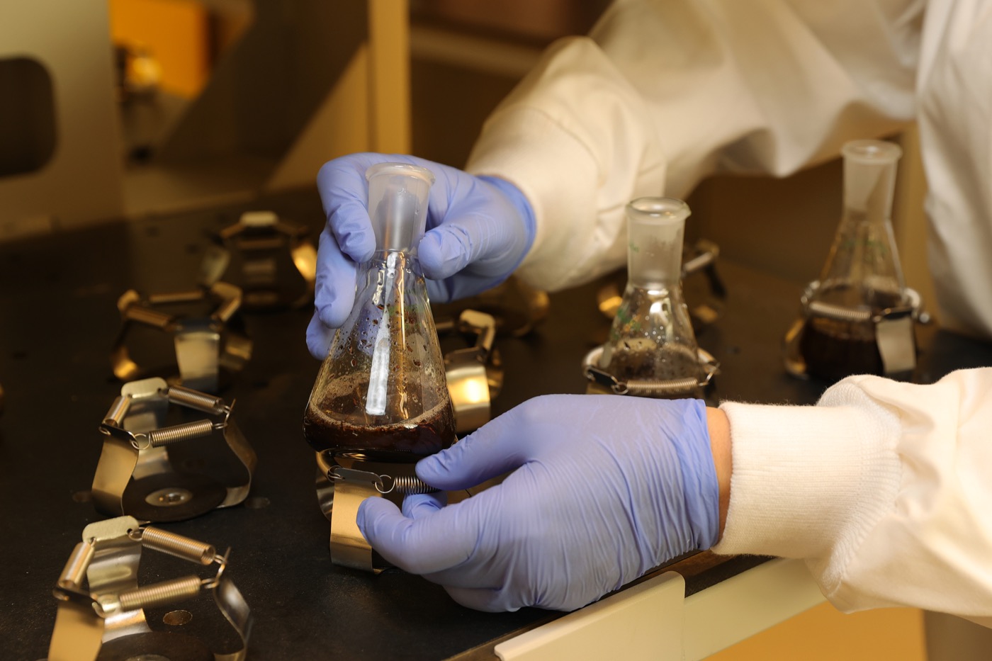 Laboratory work with organic material samples